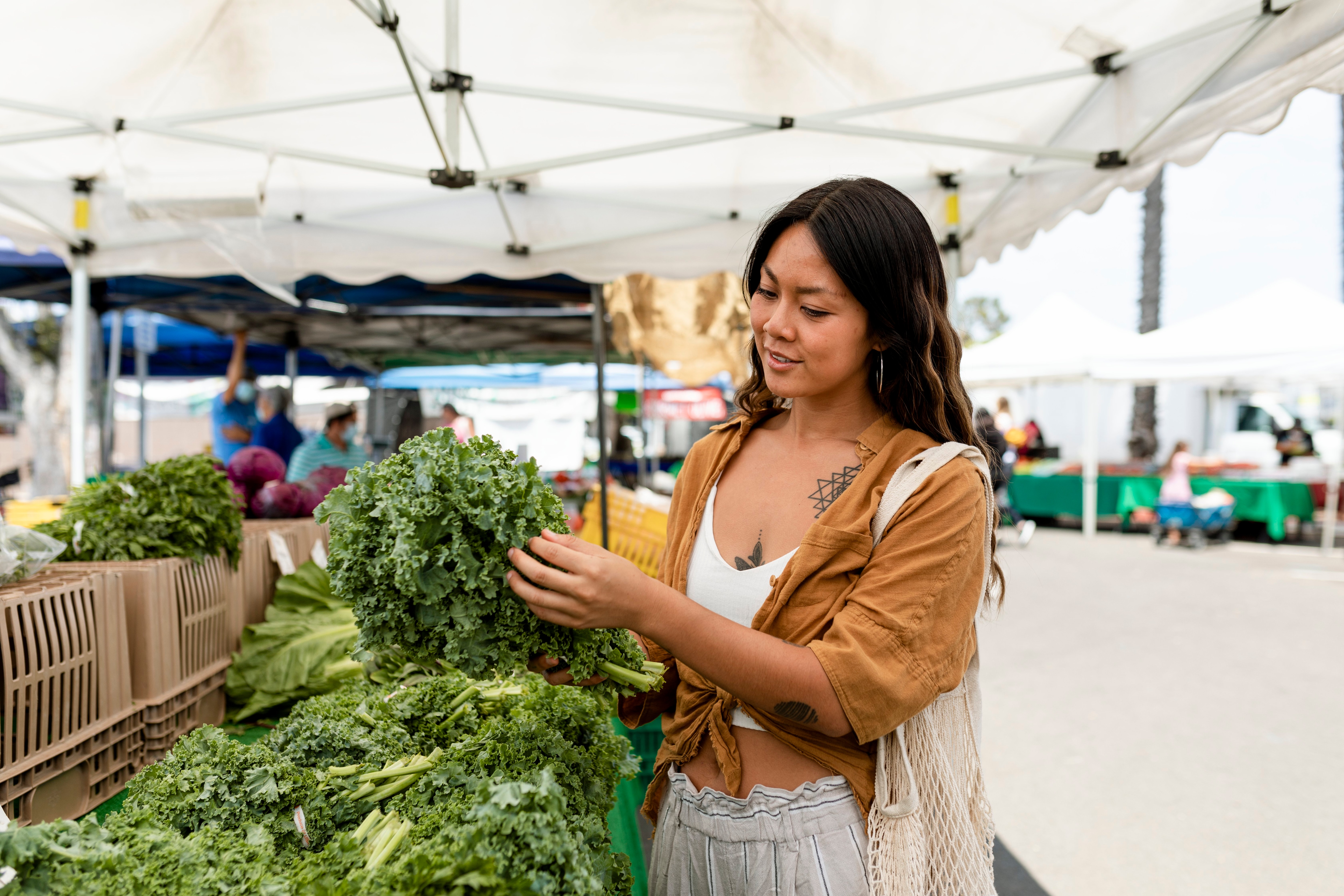 Woman shopping at farmer's market.